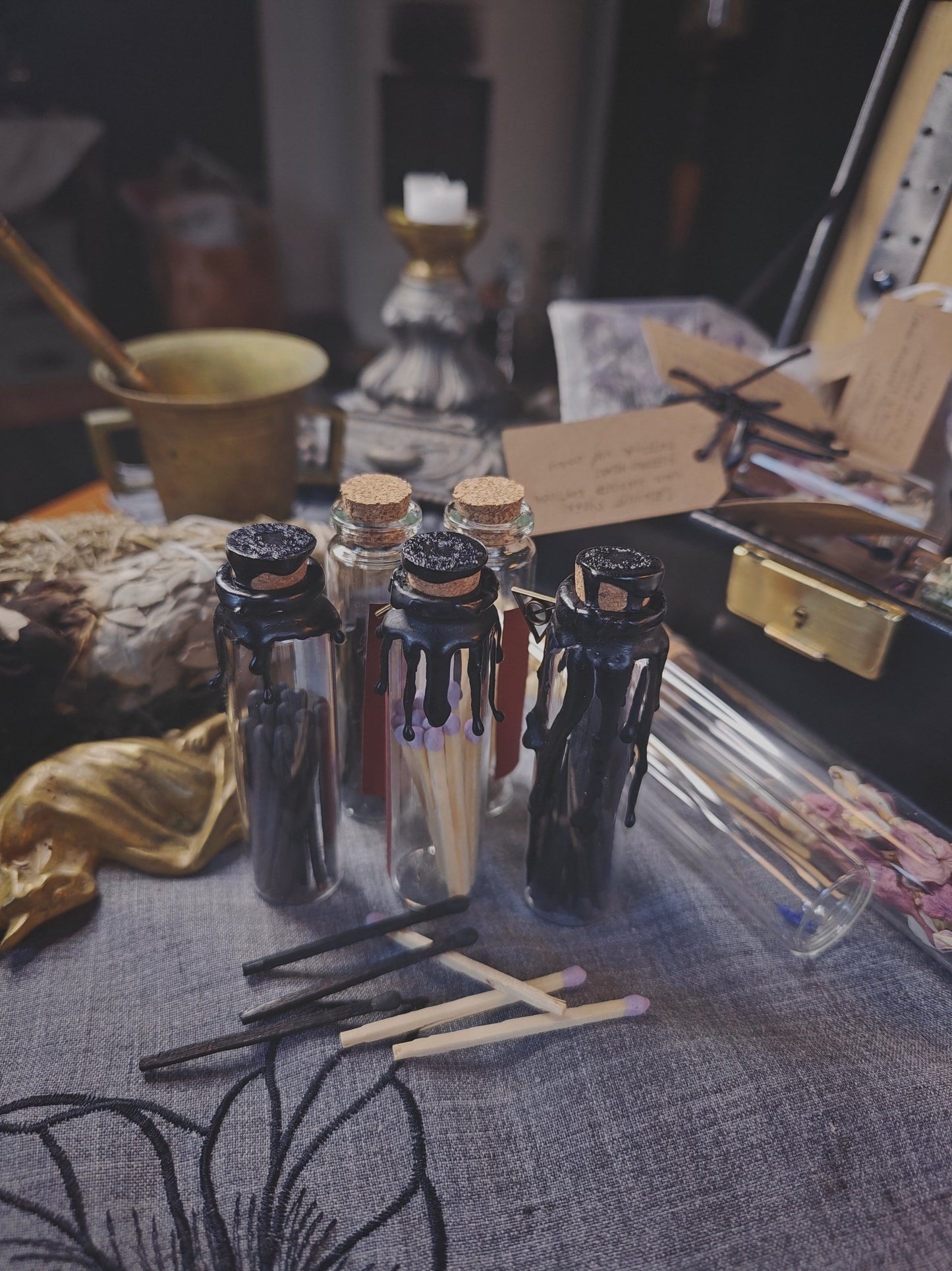 Mustat / lilat tulitikut lasipurkissa