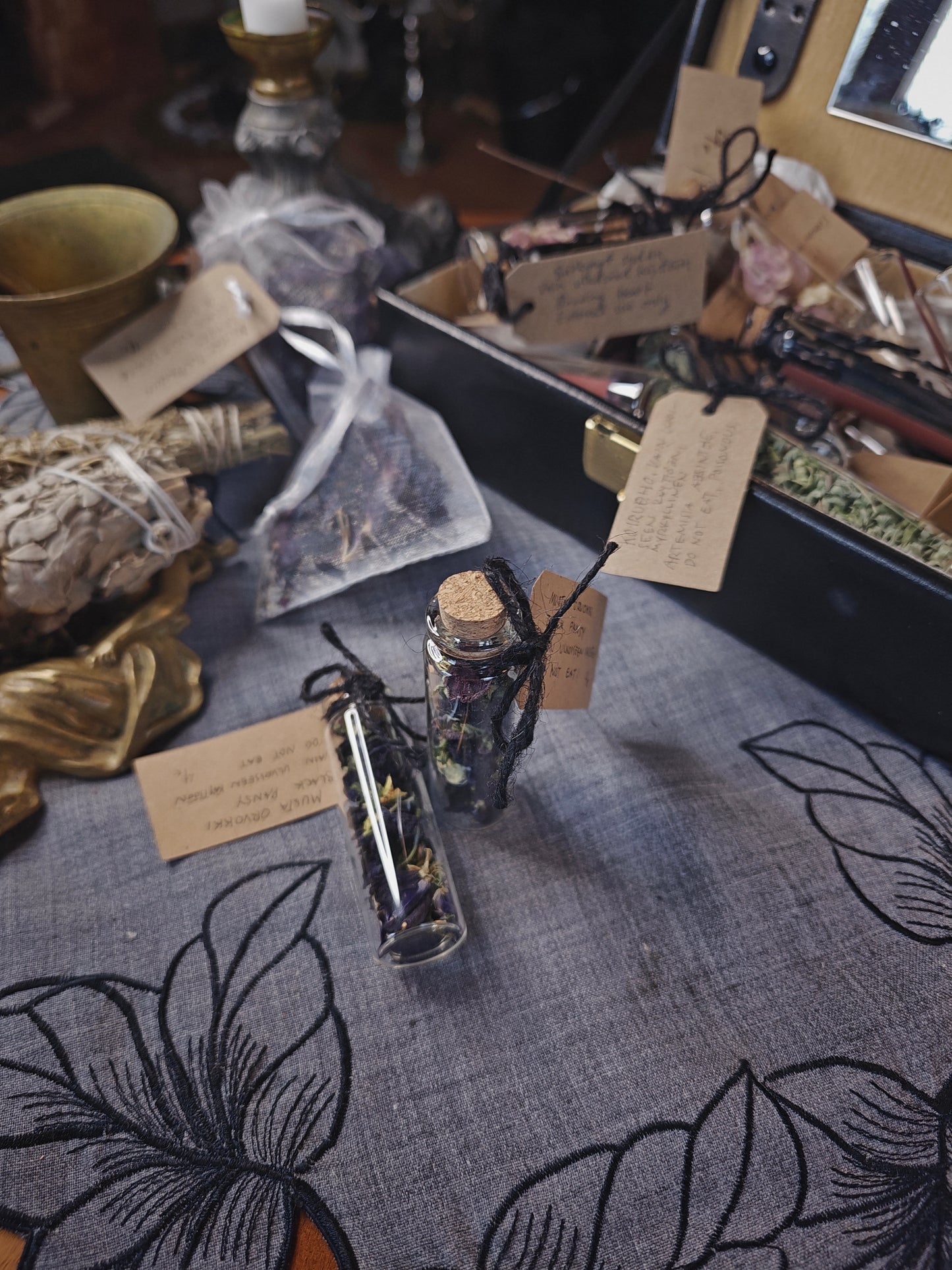 Kuivattu musta orvokki