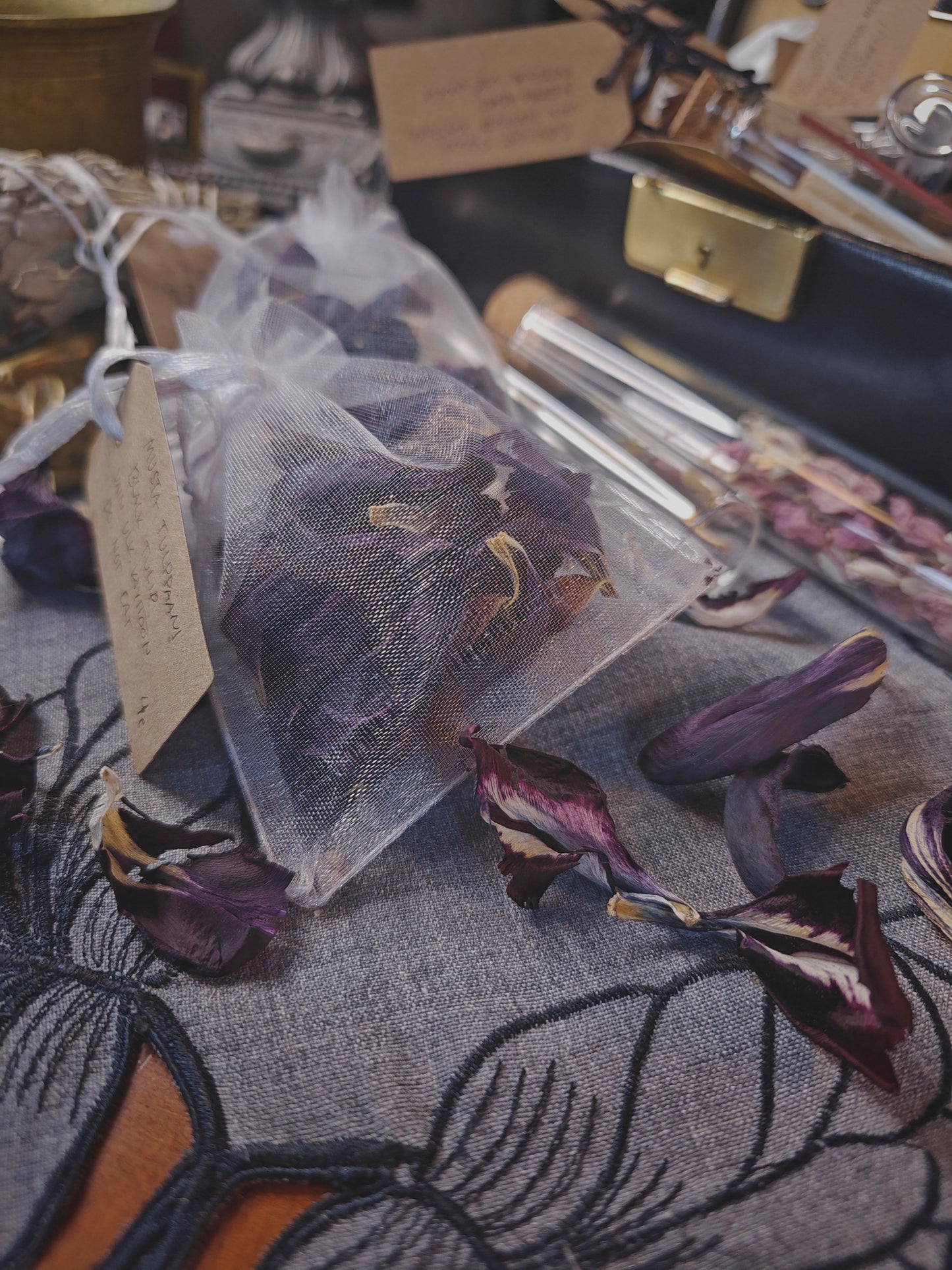 Mustat tulppaanin terälehdet