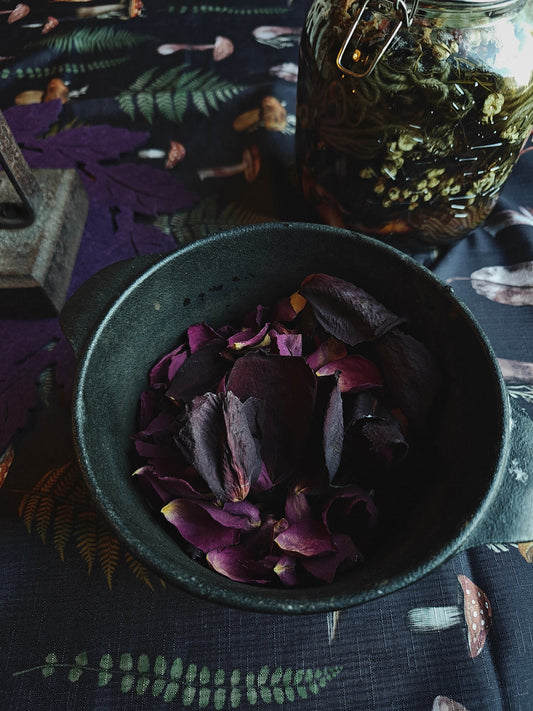 Kaulakoru ruusun terälehdistä