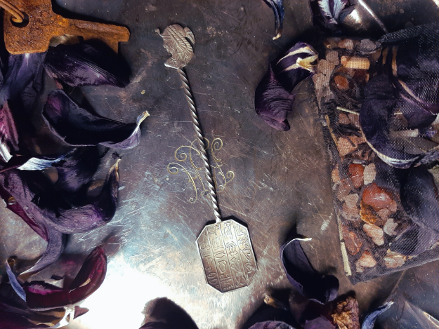 Alttarilusikka egyptiteemalla