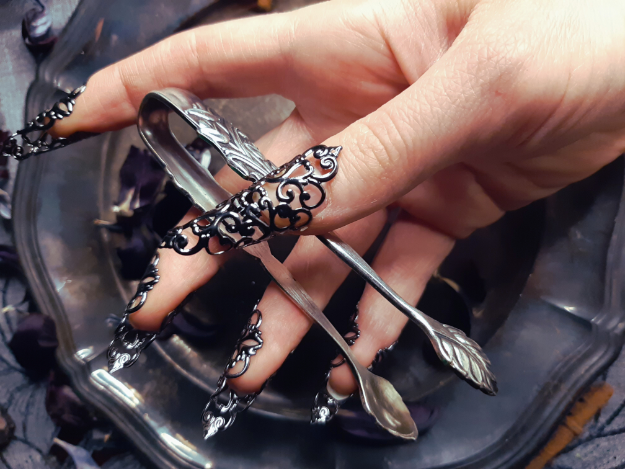 Incense tongs with leaf pattern