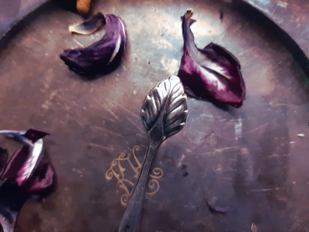 Incense tongs with leaf pattern