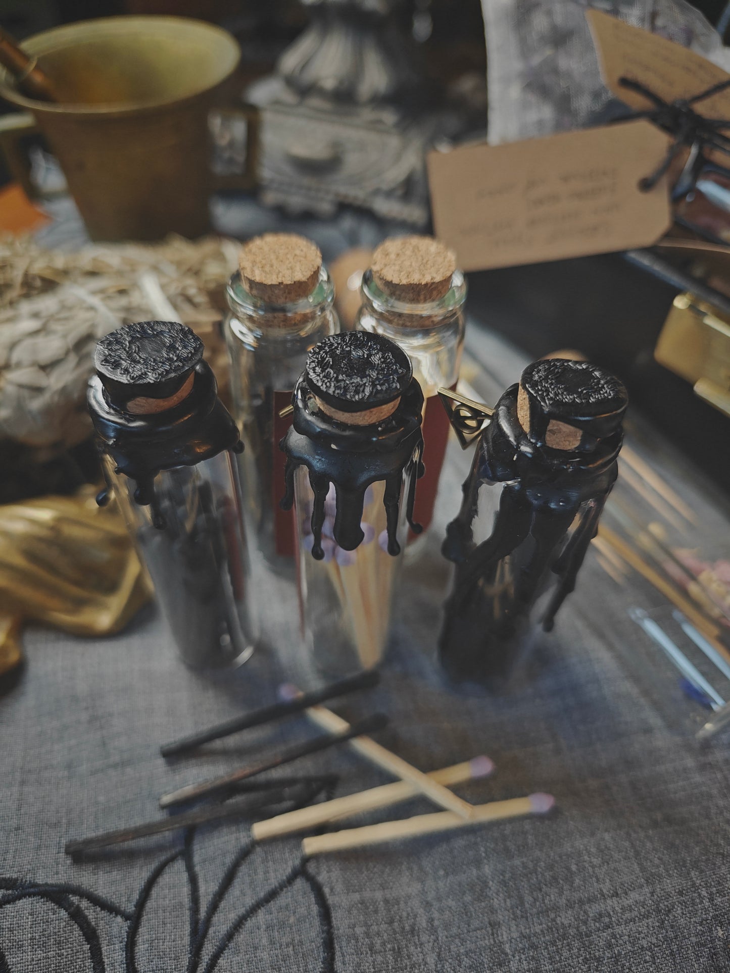 Mustat / lilat tulitikut lasipurkissa