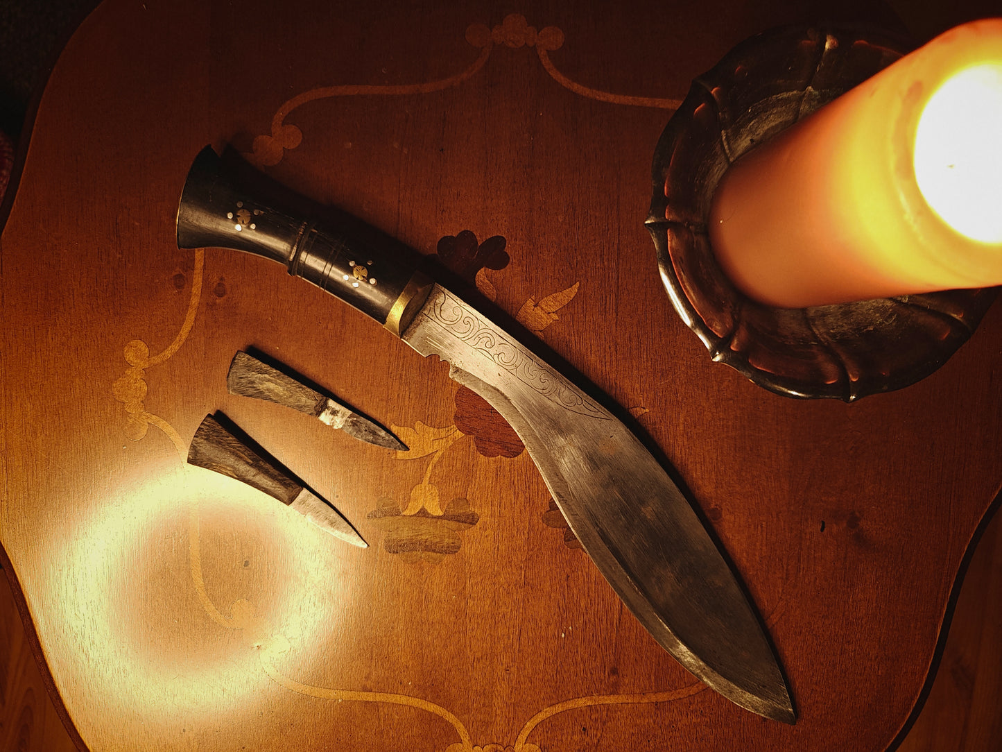 Nepalilainen Kukri -miekka