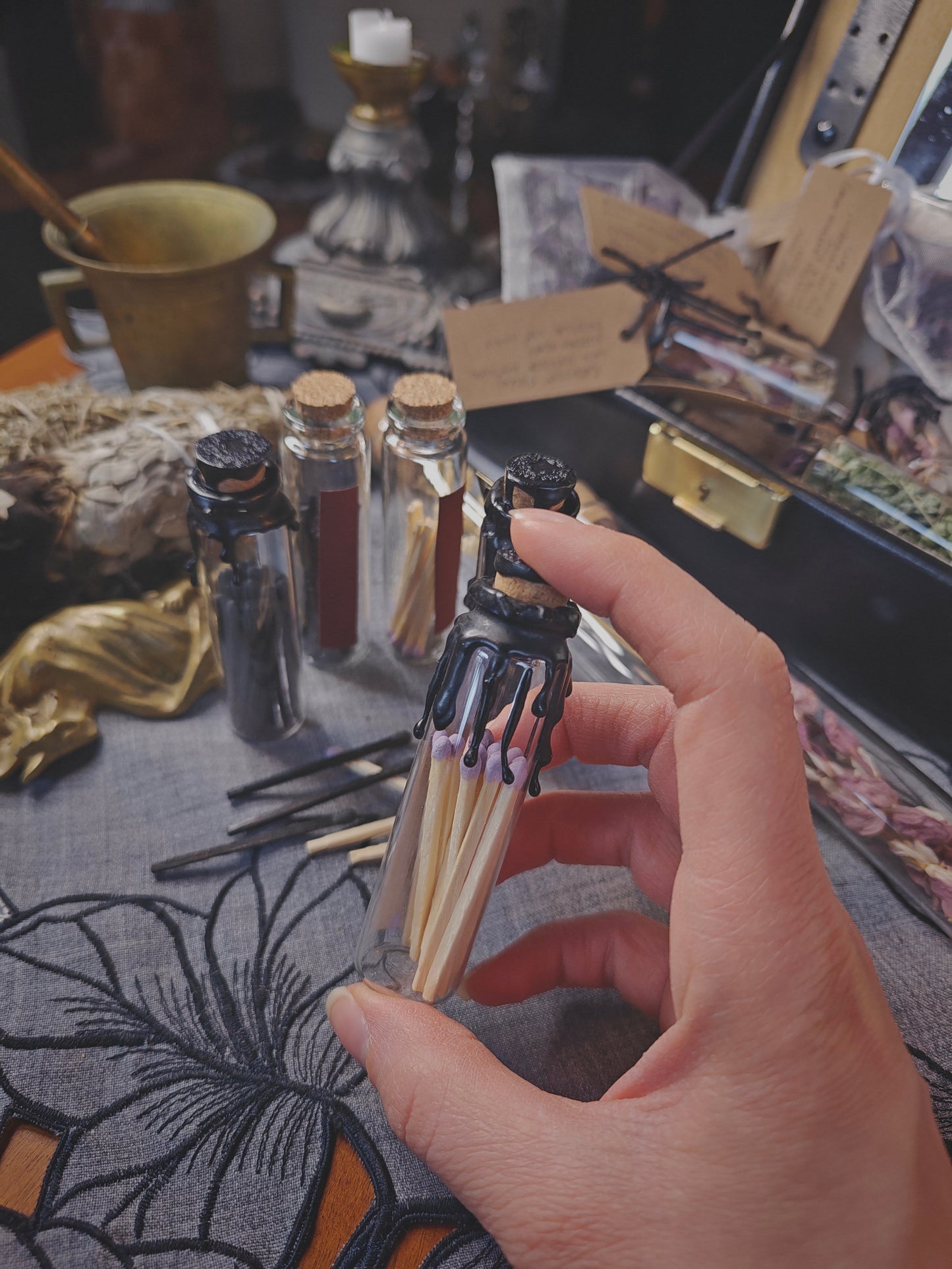 Mustat / lilat tulitikut lasipurkissa