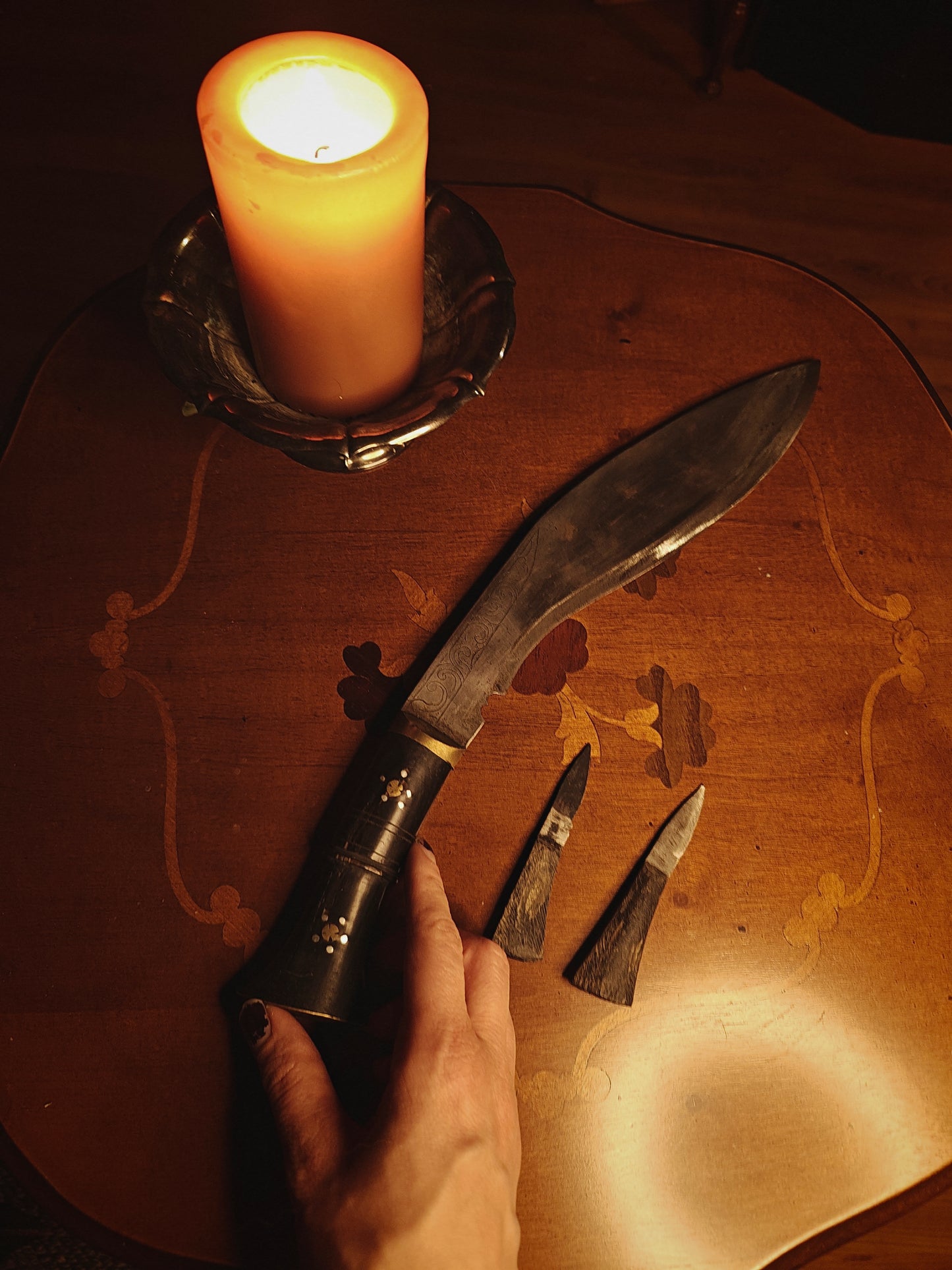 Nepalilainen Kukri -miekka