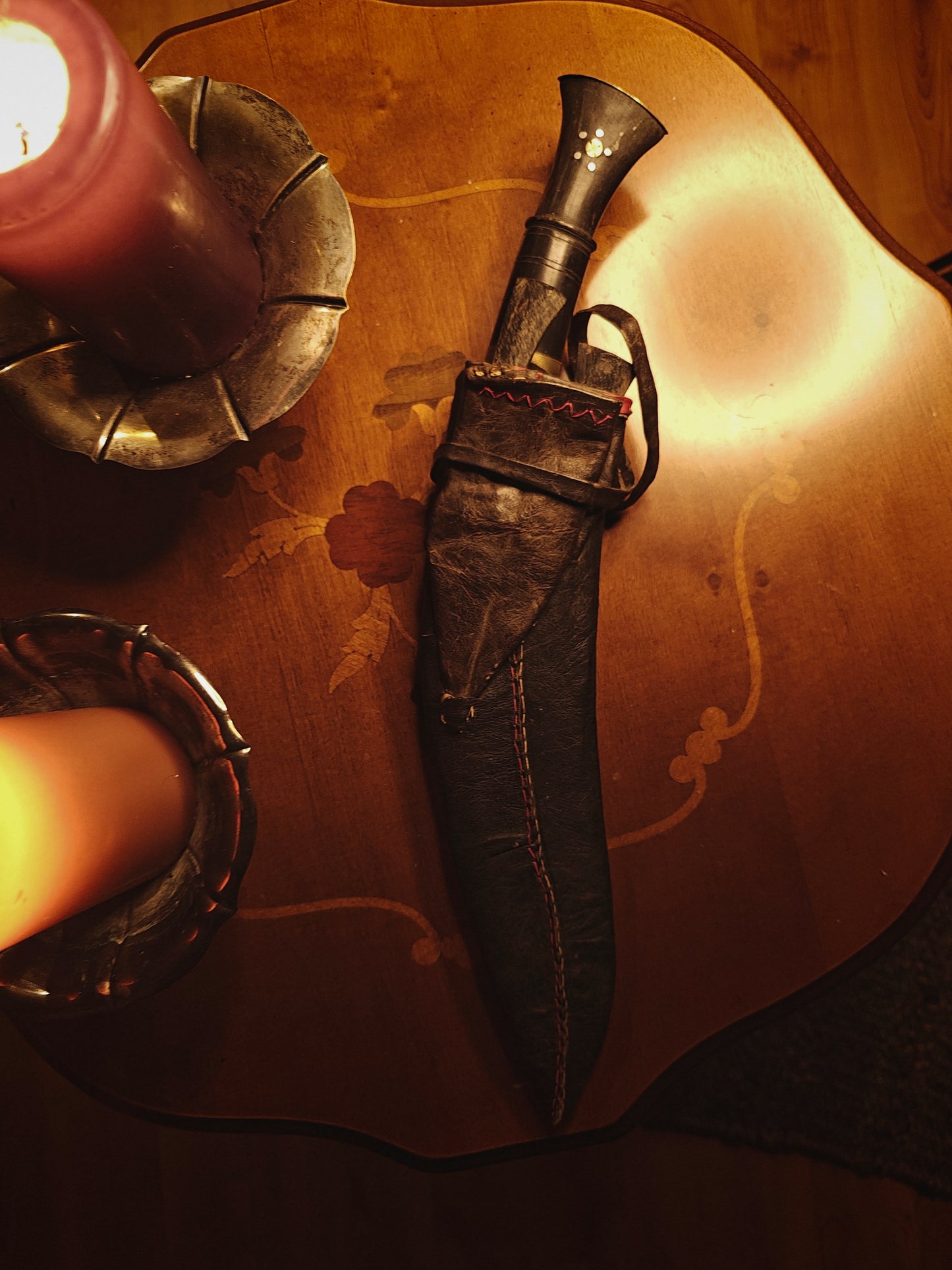 Nepalilainen Kukri -miekka