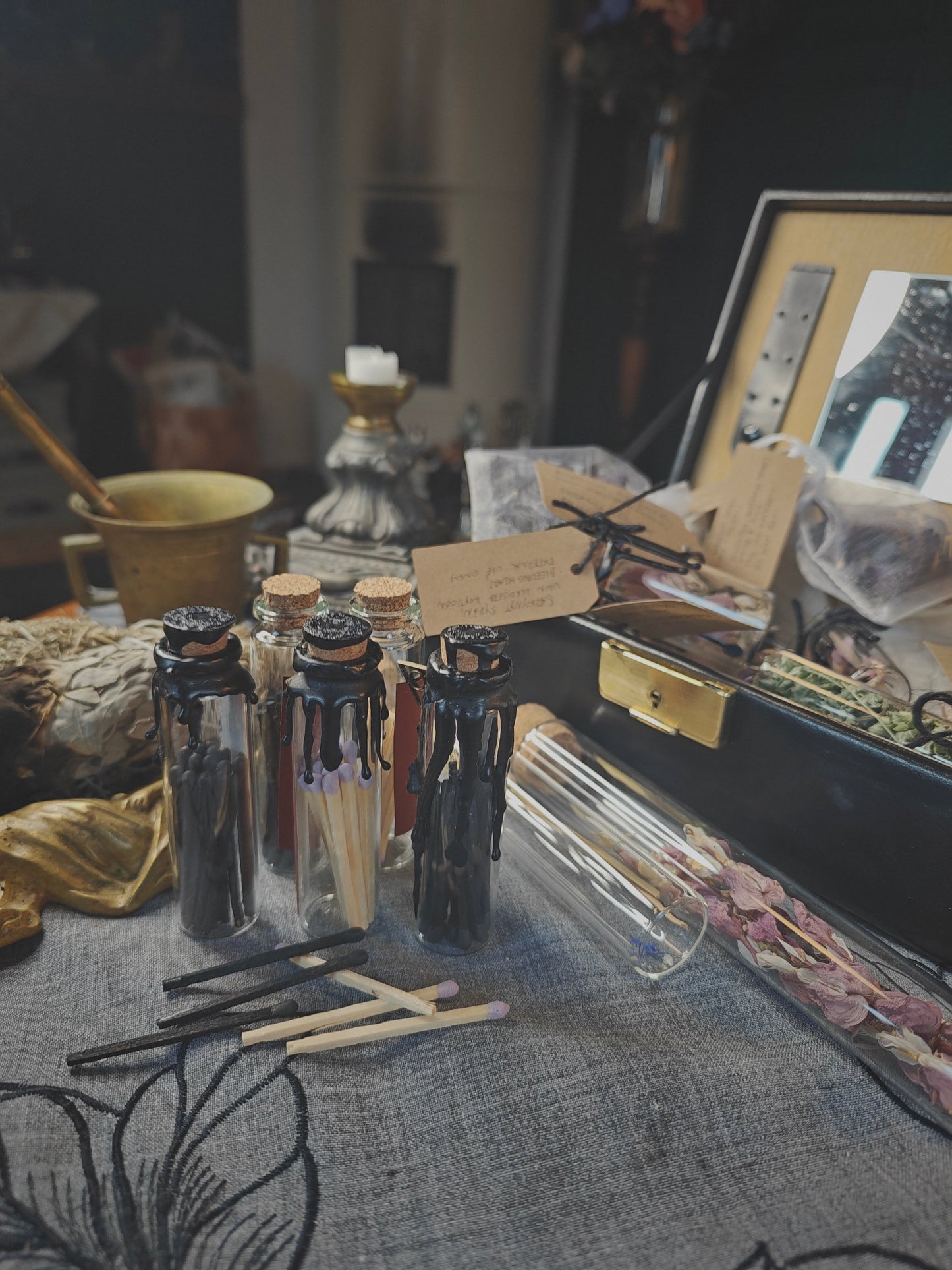 Mustat / lilat tulitikut lasipurkissa