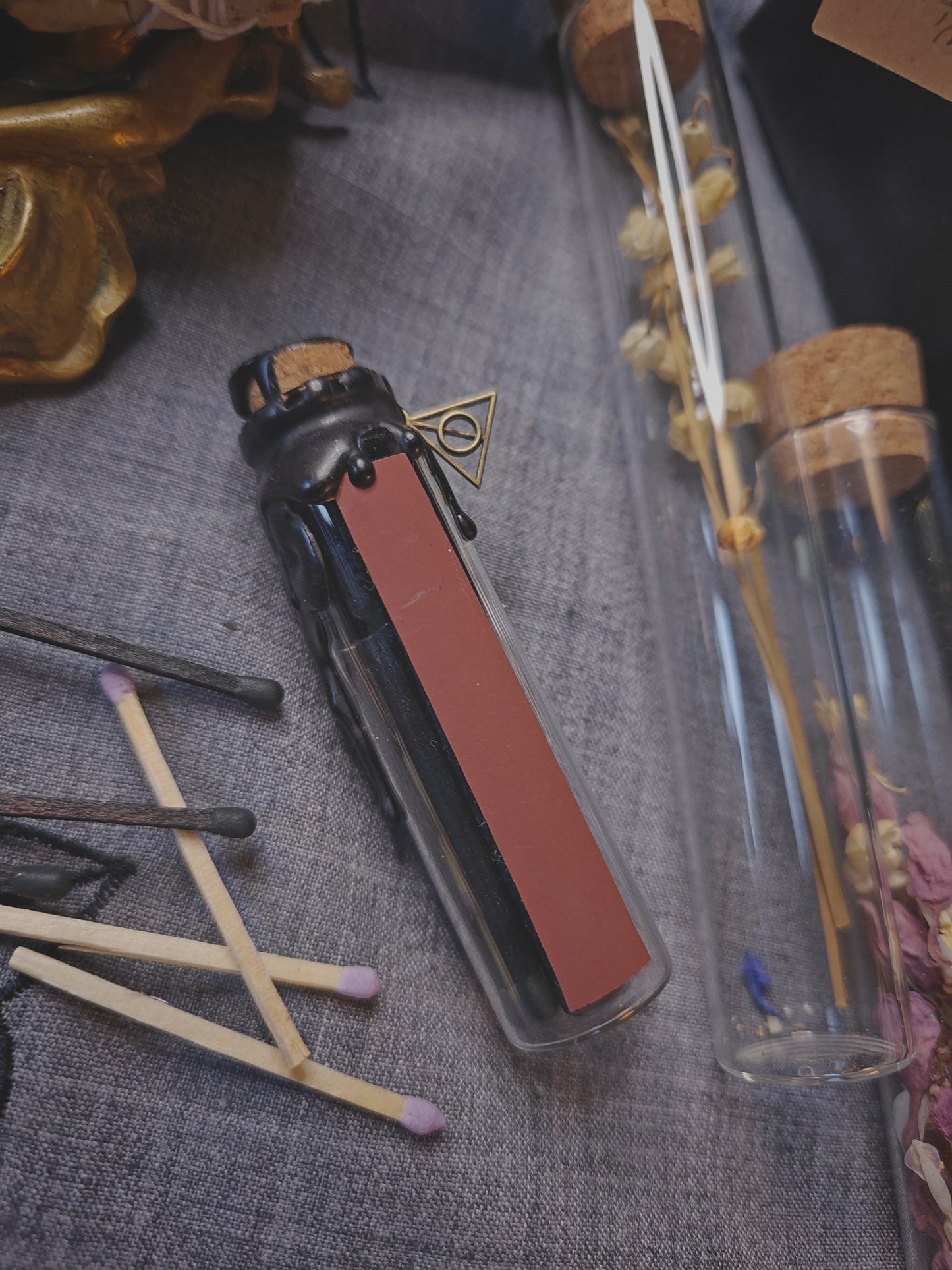 Mustat / lilat tulitikut lasipurkissa