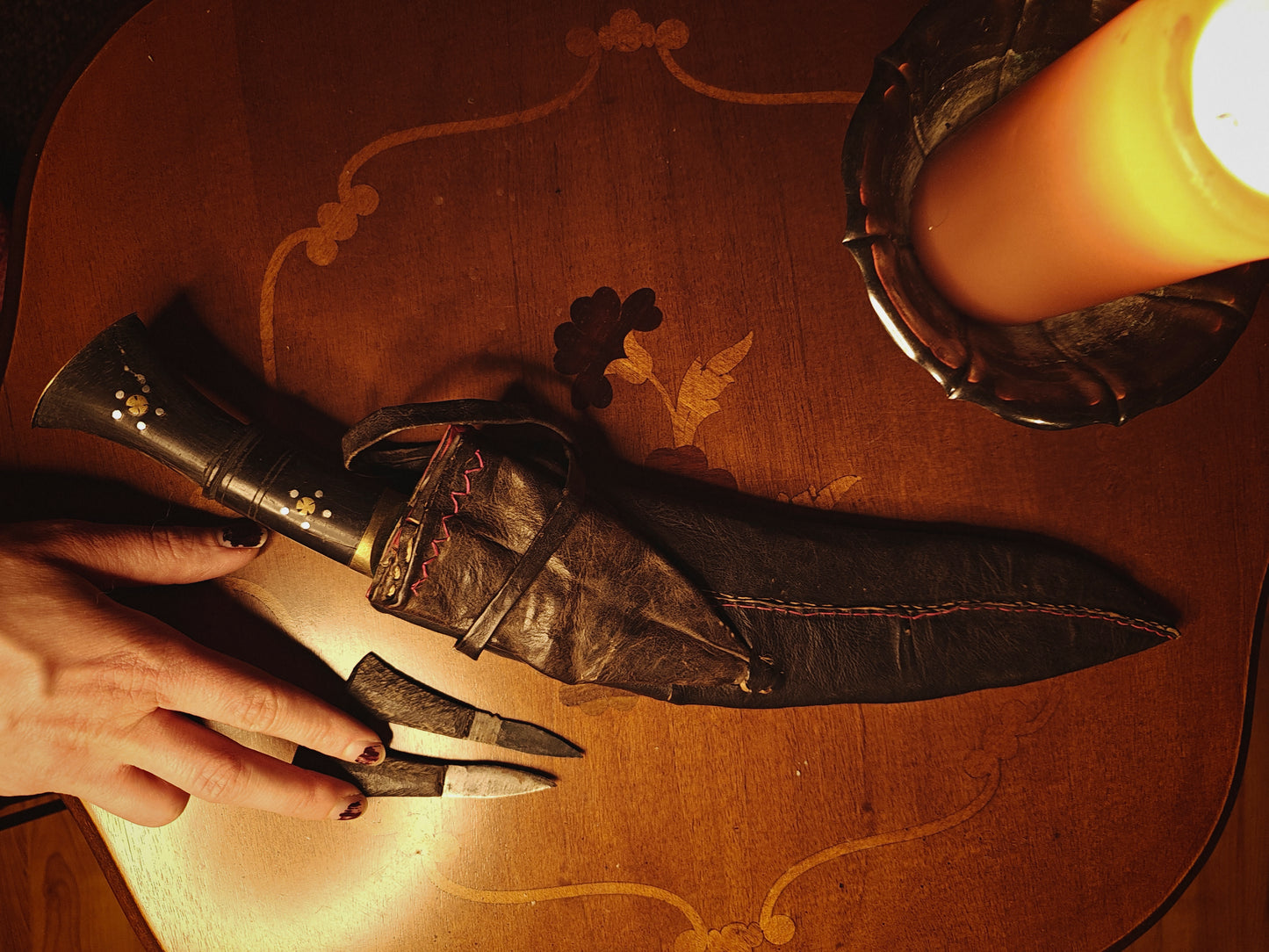 Nepalilainen Kukri -miekka