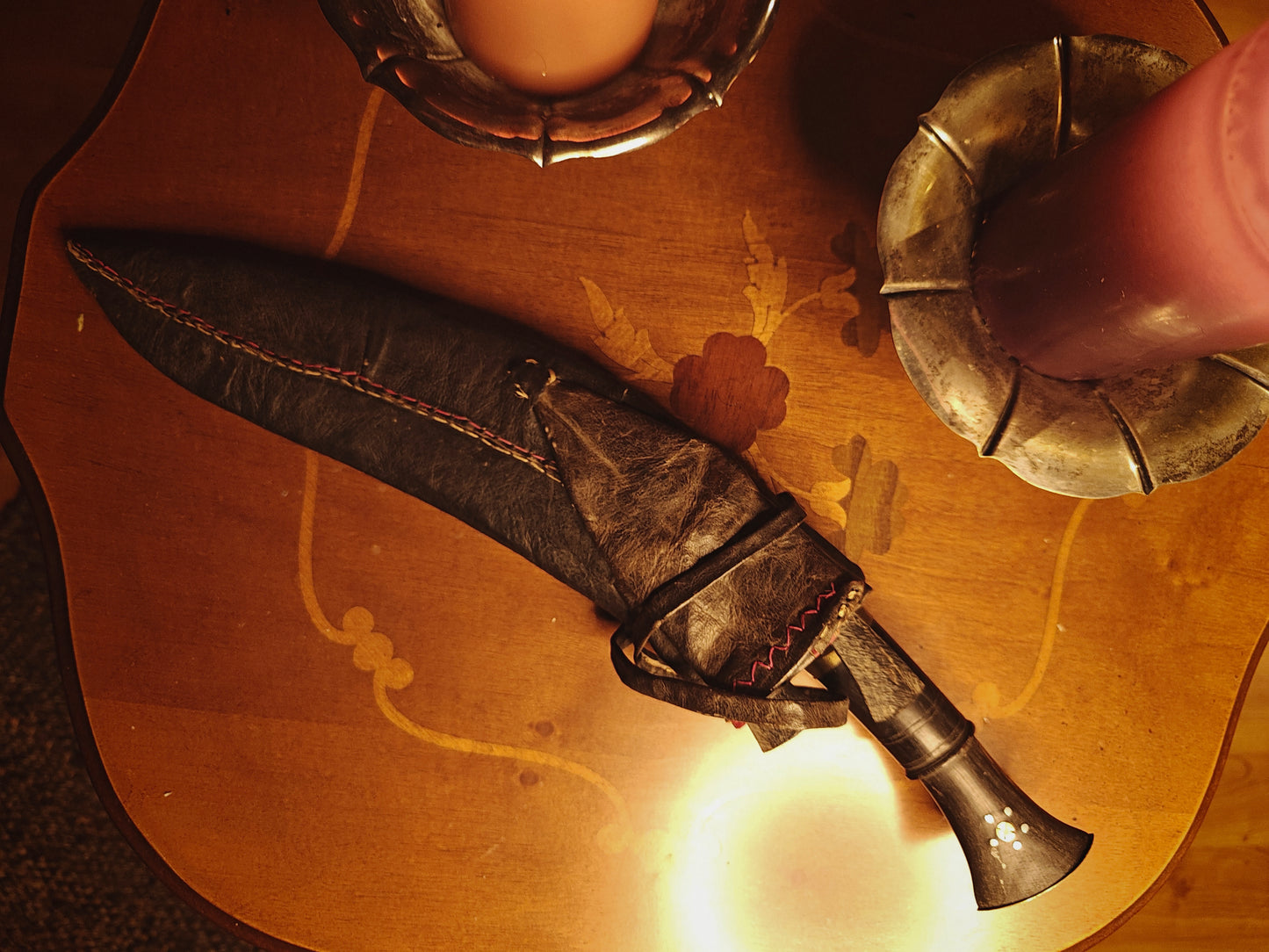 Nepalilainen Kukri -miekka