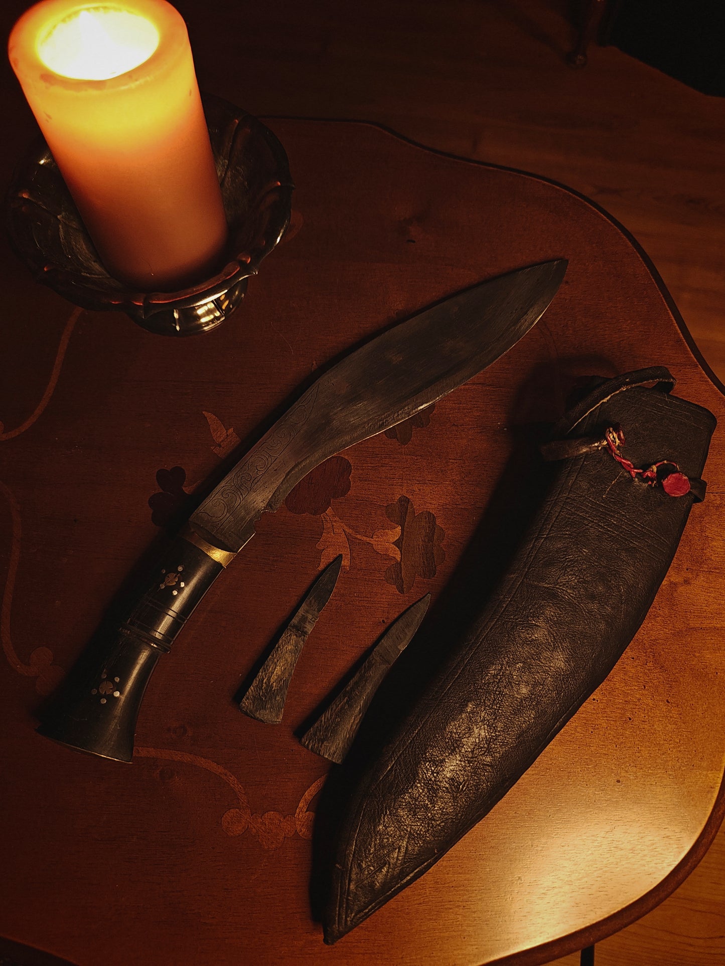 Nepalilainen Kukri -miekka