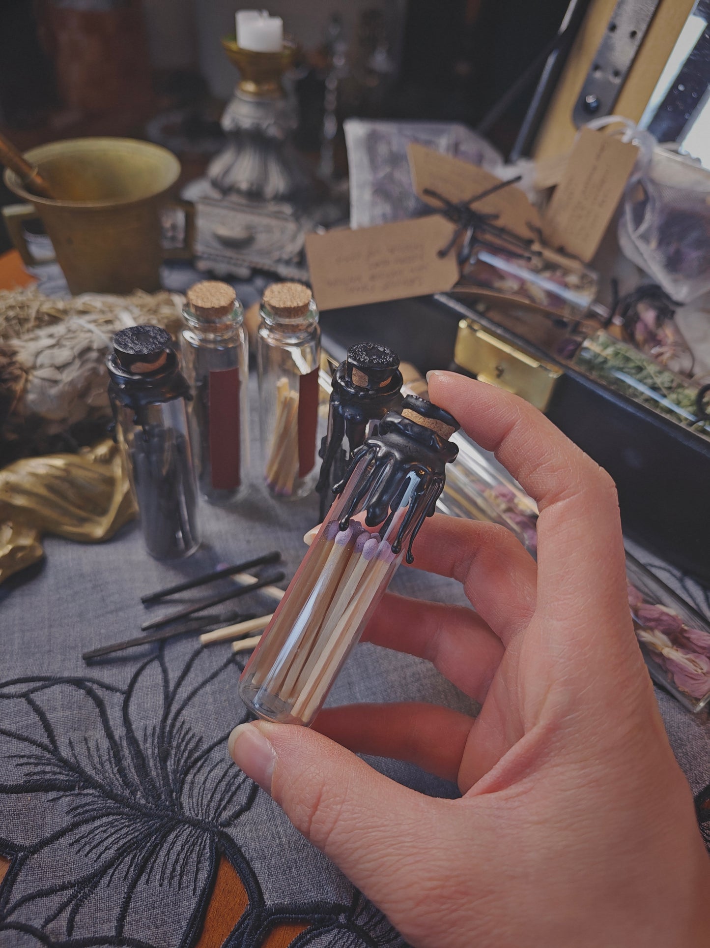 Mustat / lilat tulitikut lasipurkissa