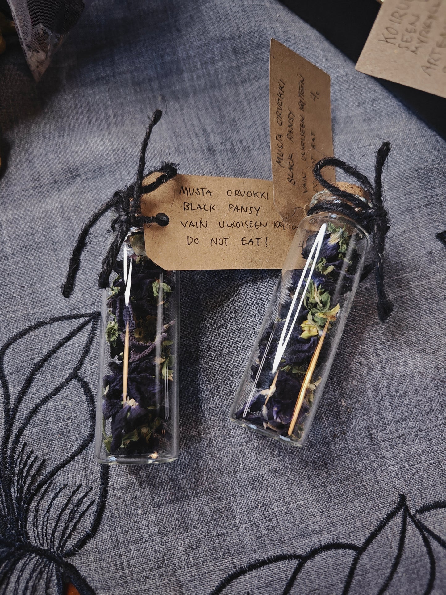 Kuivattu musta orvokki