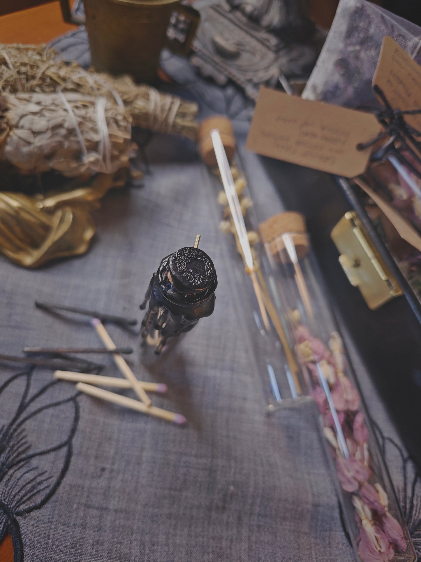 Mustat / lilat tulitikut lasipurkissa