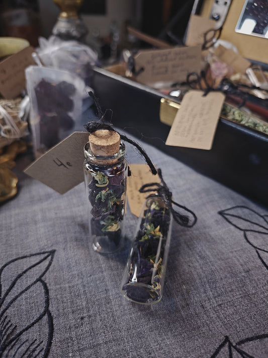 Kuivattu musta orvokki