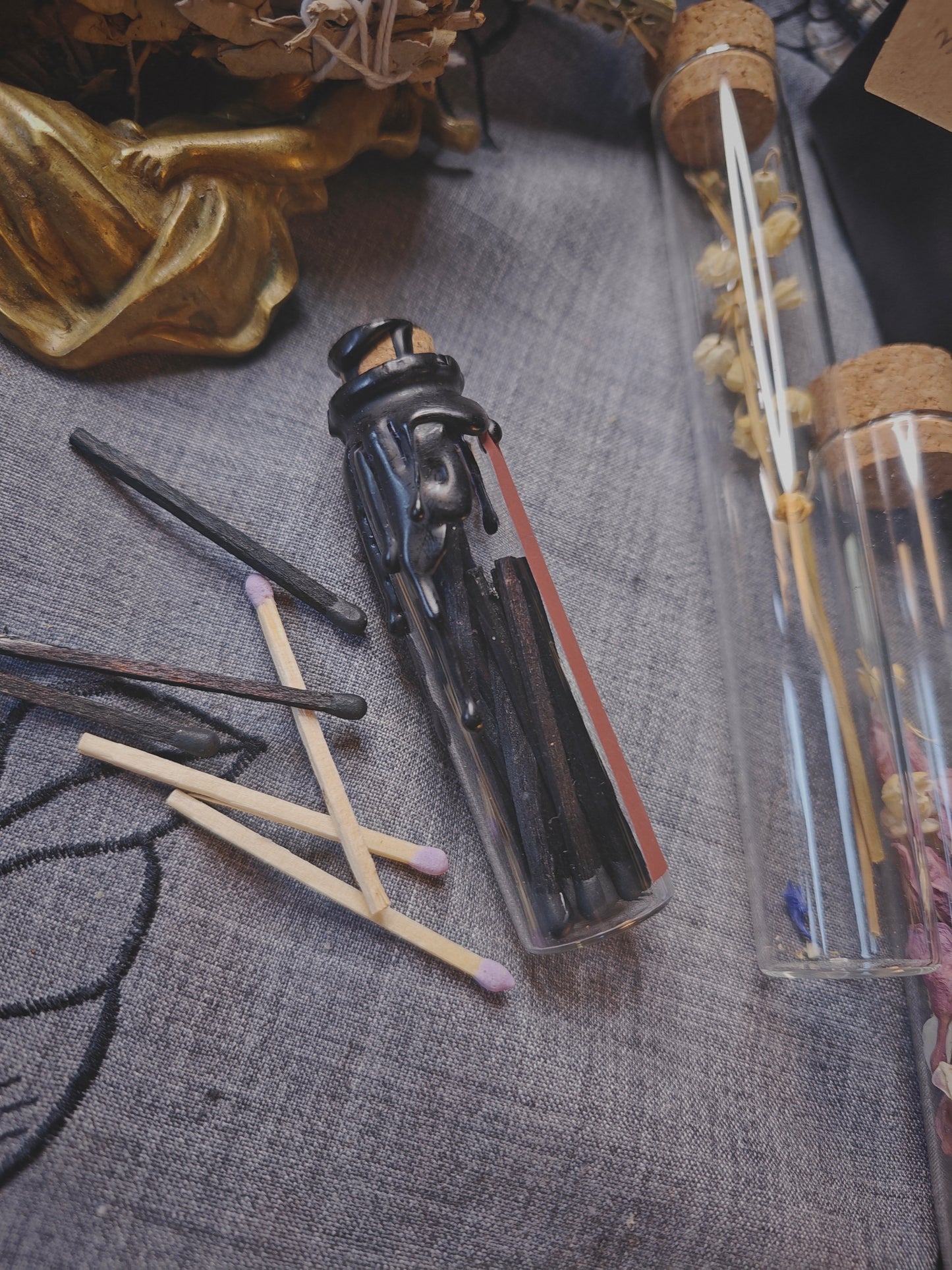 Mustat / lilat tulitikut lasipurkissa