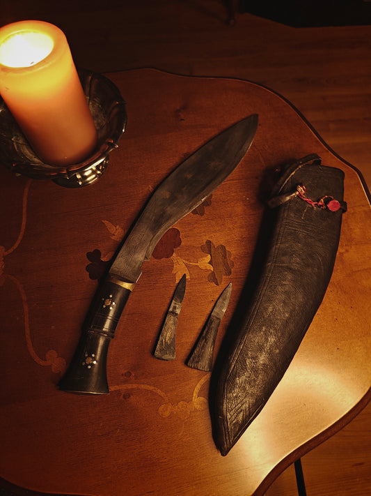 Nepalilainen Kukri -miekka