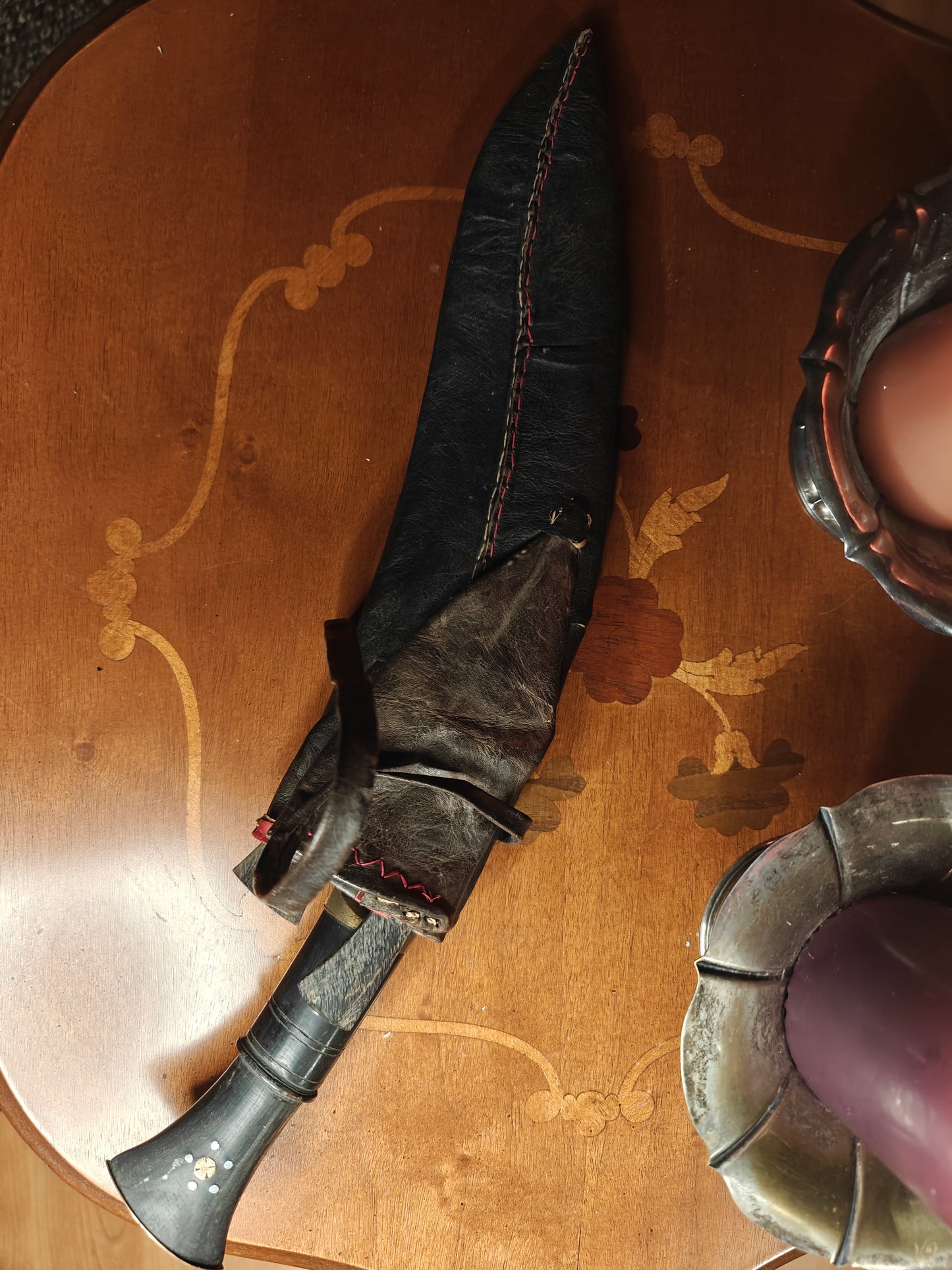 Nepalilainen Kukri -miekka