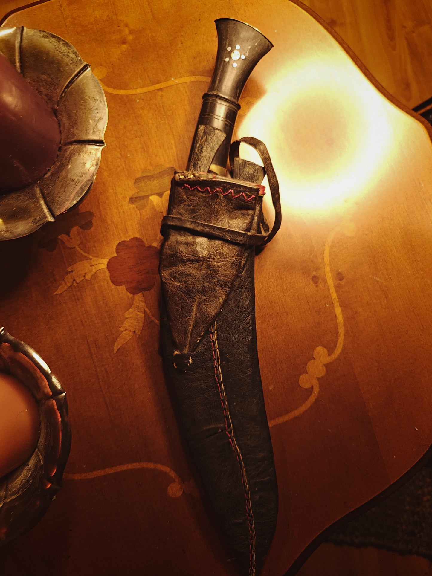 Nepalilainen Kukri -miekka