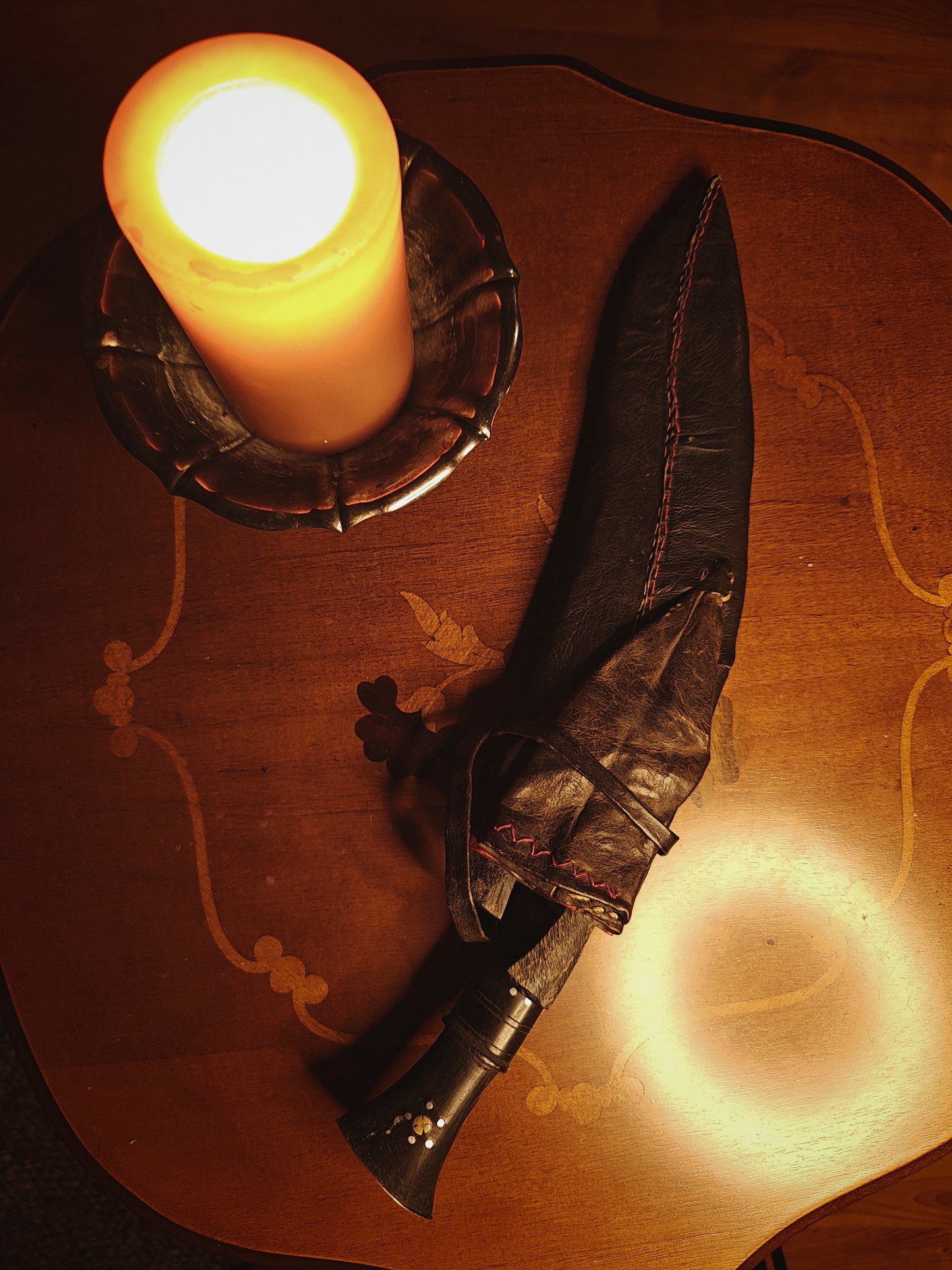 Nepalilainen Kukri -miekka