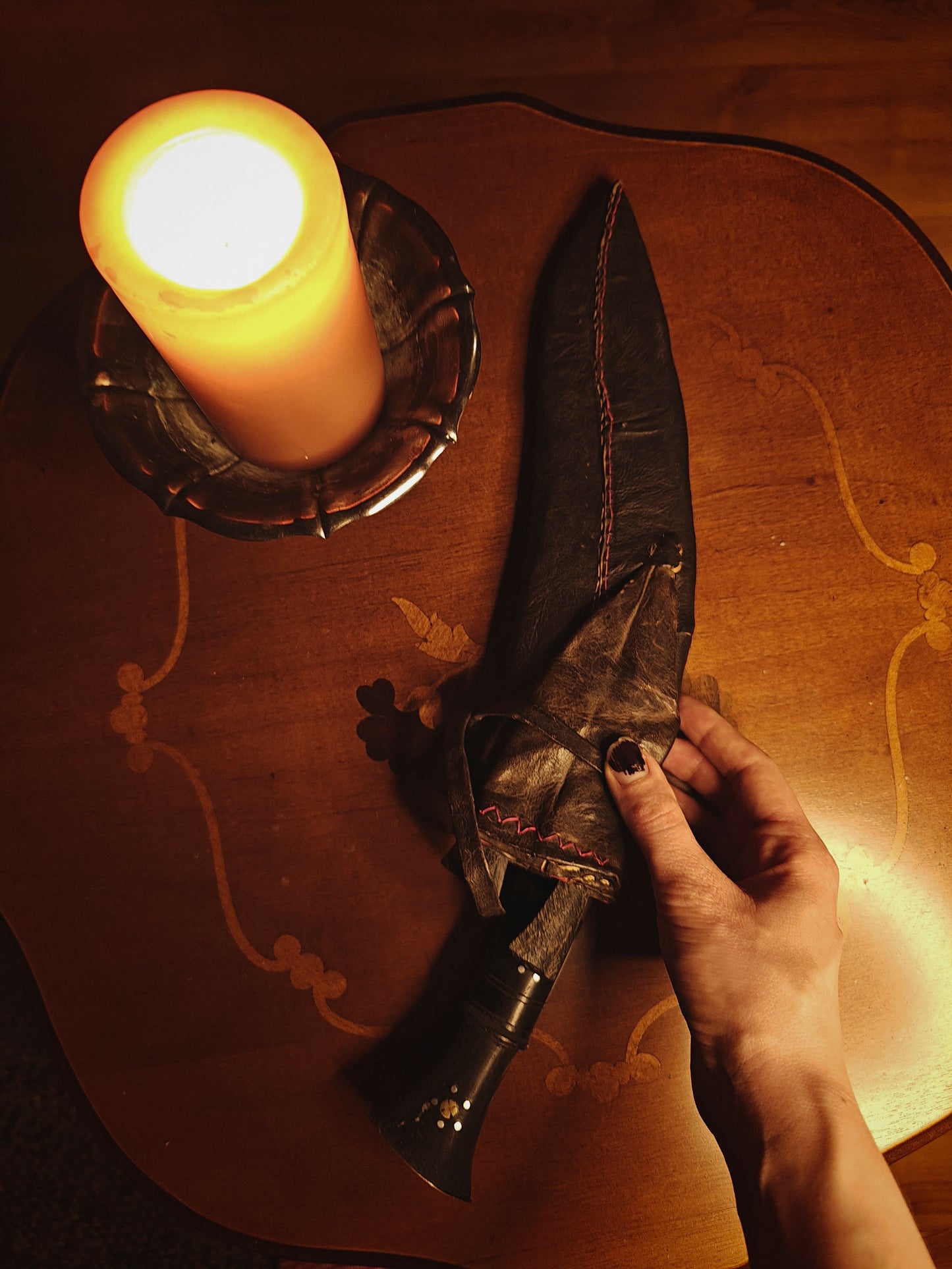 Nepalilainen Kukri -miekka