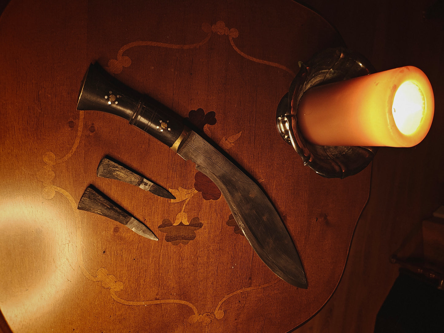 Nepalilainen Kukri -miekka