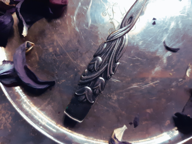 Incense tongs with leaf pattern