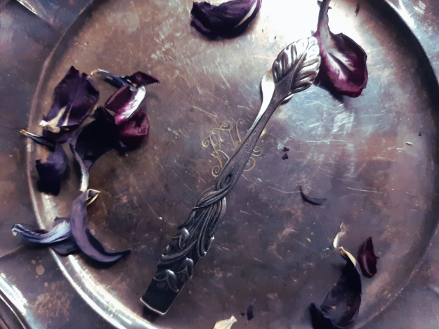 Incense tongs with leaf pattern