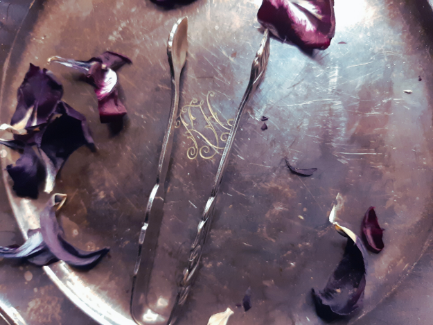 Incense tongs with leaf pattern
